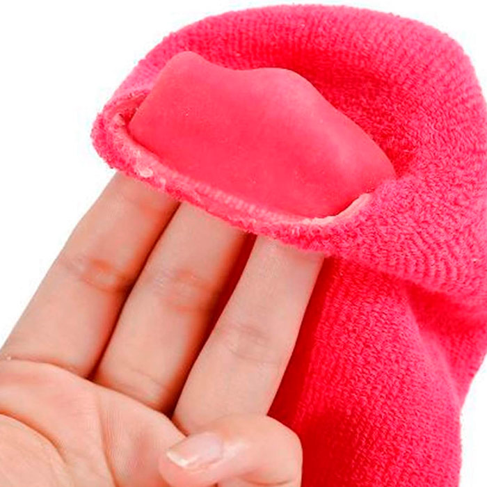 Jednoducho si obujte ponožky a po niekoľkých hodinách ich nosenia budú vaše nohy nebesky jemné!